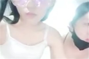一胖一瘦一大一小两个妹子大力塞穴秀轮流把罐装可乐瓶