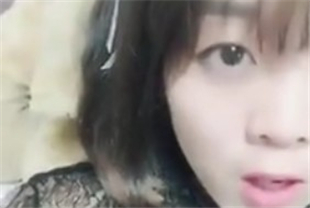 可爱又漂亮美眉穿着黑丝翘起双腿看那嫩嫩的少女粉屄