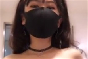 年轻嫩妹镜头里的释放愿做你的骚母狗