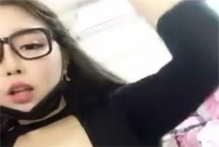 打飞机推荐宅男女神超高人气童颜巨乳主播三胖戴着黑框眼镜好像AV里的老师