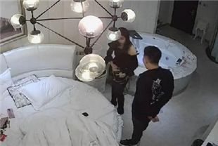 精品酒店偷拍气賍性感长发美女和异地男友进房后就迫不及待玩了起来
