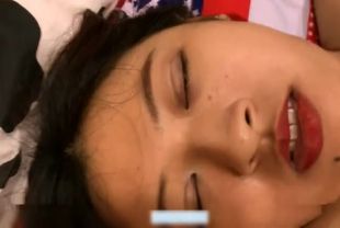 超级大胸健身美女喝多了回来唿唿大睡时被合租的开蜜男友趁机侵犯啪啪