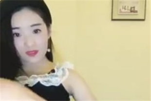 主播穿着情趣透视装手指抠逼自慰大秀