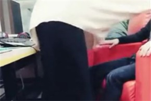 女主播网吧勾引楞青小伙在大厅拔下裤子就吹受不了拉到厕所激情啪啪