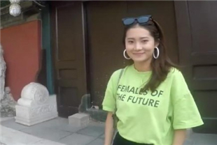 来自北京的美女模特瑶瑶与义大利帅哥男友穿着情趣黑丝透视装在客厅餐厅厕所里疯狂啪啪