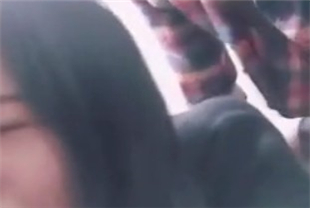 视讯主播小女孩被干爹后入玩老汉推车妹子都被干得翻白眼了