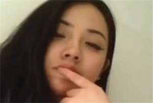 巨乳大眼美女意淫的表情好销魂
