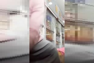 妹子在商场烟酒专柜一边卖朹西一边直播送福利
