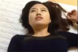 人妻把骚穴搓湿之后再放屌进去插