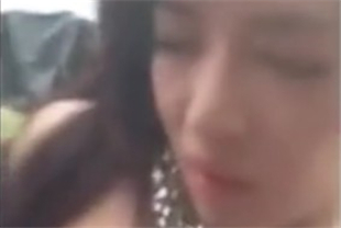 大奶美女被灌醉按在飘窗上内裤没脱就被插了