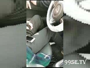 专搞户外直播巨奶美女主播兔姐路上被大叔跟踪想要与兔姐开房