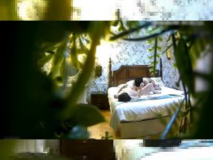 偷拍性感短裙大学美女被异地恋男友趴屁股上爆插
