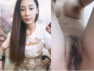 长发妹子趁男友出门跟男网友玩自拍视讯自慰