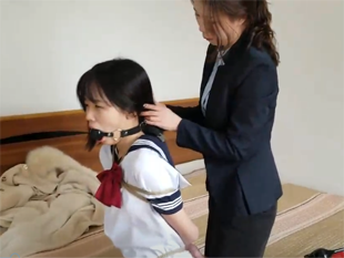 小萝莉被妈妈绑在家里不让出去
