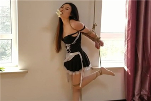 有钱老板约了一个良家少妇私下调教捆绑虐待玩得很开心