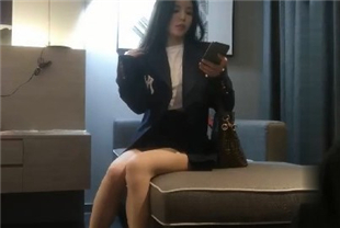 TP大神雀儿满天飞黑色短裙妹子还在脱衣服妹纸就已经等不及了
