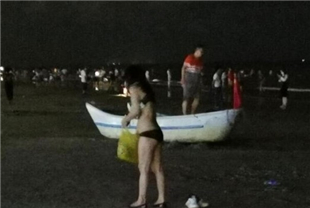 三亚旅游海边惊现水里操逼服务400一次