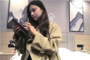 小宝寻花TP高价约的网红小妹非常嫩非常骚操起来水哗啦哗啦的