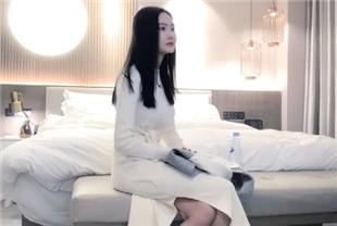 小宝寻花TP花了大价钱约了肤白貌美胸大又骚的美女操逼