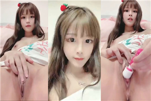 超美女福利姬网红萌妹子WeChat女仆装用小振动棒玩弄自己的小穴
