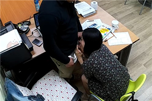 公司摄像头破解偸拍下班后经理与碎花连衣裙文员用电脑看黄片一起研究性爱动作在办公桌前打一炮