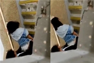 年轻港校学妹和学长楼梯间扑野啪啪-好心人偷偷摄影摆上网疯传
