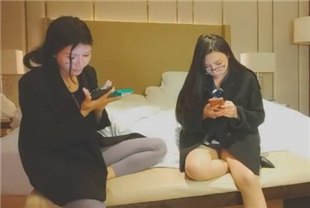新一代女探花妹妹TP打扮成纯情学生妹模样戴着眼镜jk制服约了中年大叔