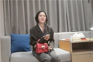 大熊探花TP约了个极品高端外围女带着名牌包包绿茶婊的装扮操起来非常诱感觉