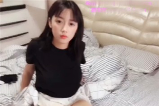 高颜值清纯邻家妹妹周末在屋里无聊发骚自慰给狗狗看还给自慰棒乳交想当那根棒爽死哦