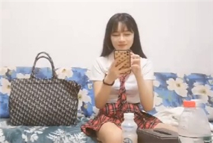 大神TP粉嫩的学生妹甜美可爱的脸蛋儿还有点异域风情刚下海那卡哇伊的叫床声太解禁了