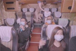 国产AV剧情-极乐观光车女游客的高潮体验地点竟在众多游客面前