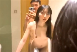 反差女神被富二代在落地窗前玩弄又骚又浪操起来一定很爽