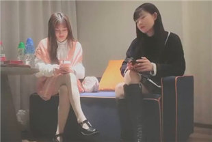 探花大神TP高价约两01年萝莉萌妹双飞一人一套连体网袜看着姐妹被操