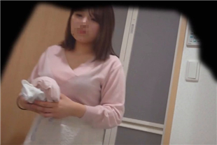 猥琐房东双镜头偷拍年轻妹子租客洗澡更衣