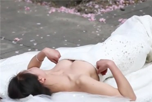 长焦相机偷拍对面公园拍户外婚纱摄影的新娘婚纱有点小