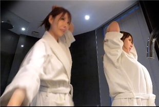 酒店浴室摄像头偷拍两个模特身材高颜值美乳美女互相搓澡
