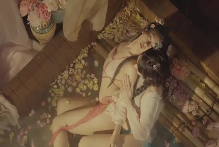 双模网红美少女火辣出镜-云溪溪x奶桃-古装浴池嬉戏性感肚兜诱人乳晕