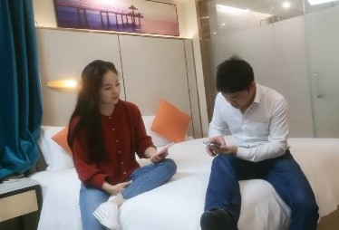 嫖王全国探花tp2000约炮红衣牛仔裤美女颇有几分姿色