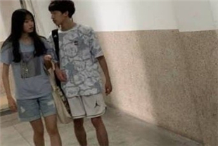 看到一对小情侣鬼鬼祟祟一起进了女厕所我就知道肯定有好事最后故意让他俩发现