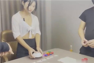 国产AV剧情-美女打牌作弊被抓包用肉体来补偿