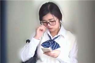 捅肛小子带着新装备又来学校祸害美女了害的她们放学用手捂着屁股