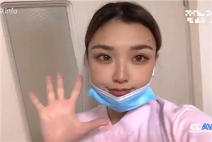 上夜班的巨乳护士小姐姐医院激情露出厕所尿尿回到宿舍洗澡自慰