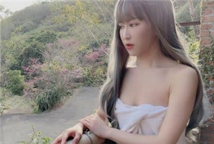 swag大尺露脸让隔壁泡汤的情侣听我们嗯嗯啊啊超害羞linlinbebe琳琳