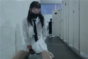 最近疯传的清纯眼镜长腿系在女厕公然当着路人面修洞