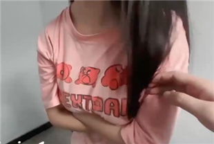 豪乳美少女-福利姬小巨-在楼道里露出口交好怕被发现