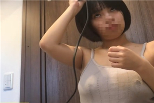 记录偷窥木瓜奶妹子家中浴室洗浴冲逼又粉又嫩