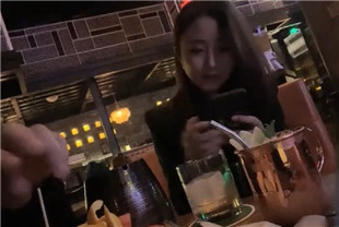 帅哥酒吧钓了个颜值超高的美女带回酒店灌酒让她喝多趁机上了她