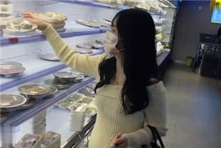 有这样的女朋友在身边你还有心思工作吗