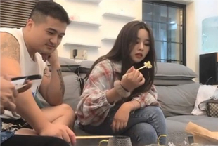 抖音30w粉丝网红平面模特被榜一大哥约家里TP