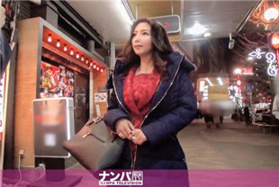 沮丧的美丽成熟女人出现并发出甜美的声音-GANA-2014